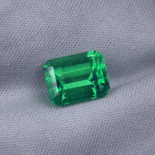 Bright and Nice Color Untreated Colombian Emerald 2.81ct Litnon.com
