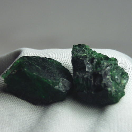 Extreme Green Siberian Chrome Diopside Rough 64 ct  Litnon.com