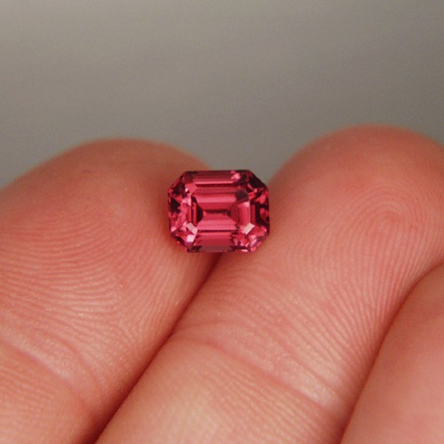 Top Cut Hot Pink Umbalite Garnet Tanzania 2.71 ct  Litnon.com