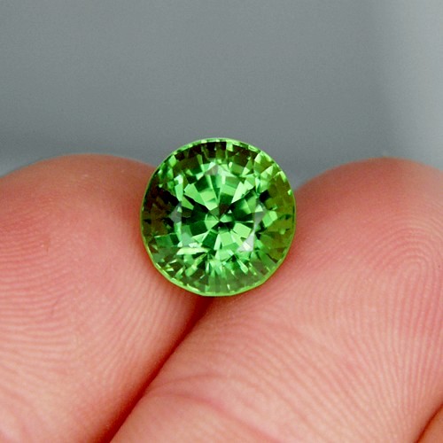 Special Gem Glowing Color South East Asia Peridot 5.31 ct  Litnon.com