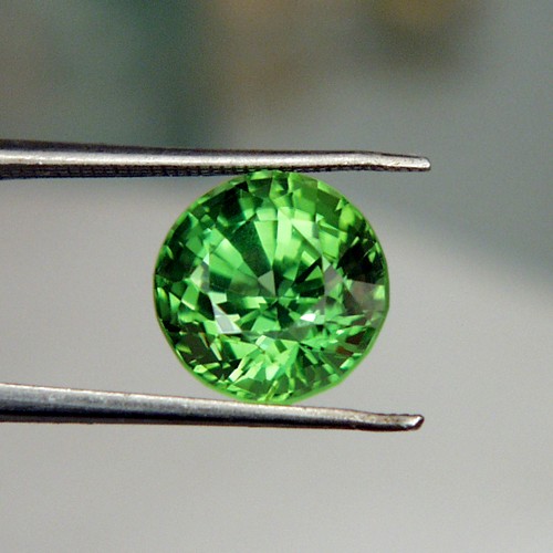 Special Gem Glowing Color South East Asia Peridot 5.31 ct  Litnon.com
