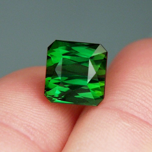 Fine Color and Bright Green Tourmaline Nigeria 7.13 ct  Litnon.com