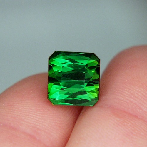 Fine Color and Bright Green Tourmaline Nigeria 7.13 ct  Litnon.com