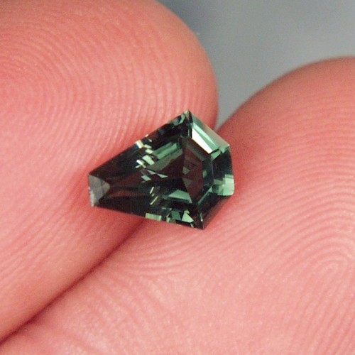 Top Cut and Color Green Sapphire Thailand 1.27ct  Litnon.com