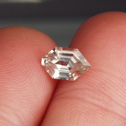 Light Golden Honey Natural Zircon Tanzania 1.80 ct  Litnon.com