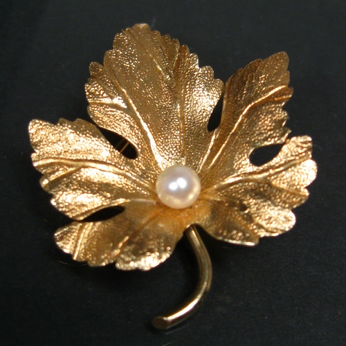 14kt Yellow Gold Tahitian Pearl Grape Leaf Pin  Litnon.com