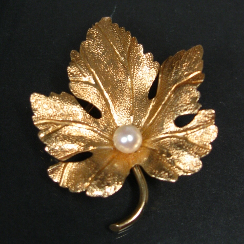 14kt Yellow Gold Tahitian Pearl Grape Leaf Pin  Litnon.com