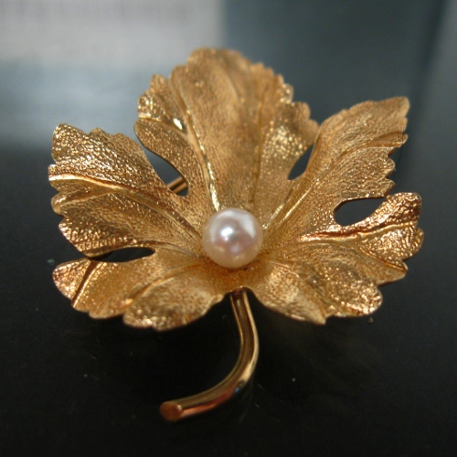 14kt Yellow Gold Tahitian Pearl Grape Leaf Pin  Litnon.com
