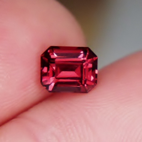 Quality Tanga Rhodolite Garnet Tanzania 1.72 ct  Litnon.com