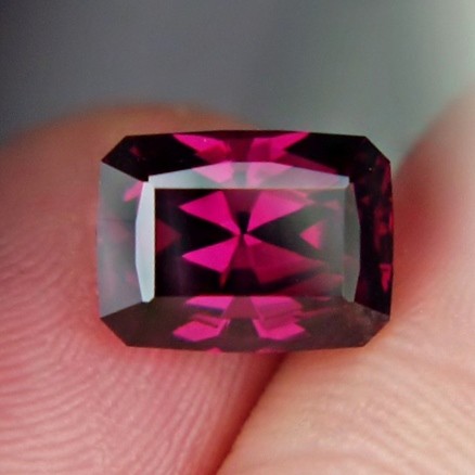 Quality Huge Rhodolite Garnet Tanzania 7.56 ct  Litnon.com
