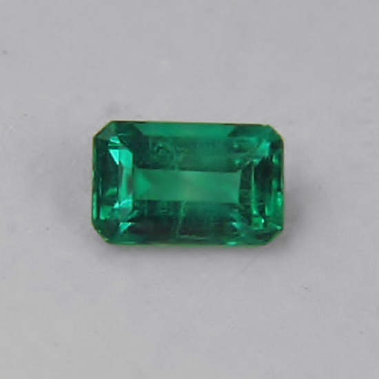 Very Bright and Super Nice Color Untreated Colombian Emerald  Litnon.com
