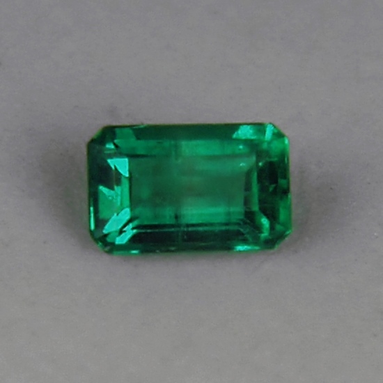 Very Bright and Super Nice Color Untreated Colombian Emerald  Litnon.com