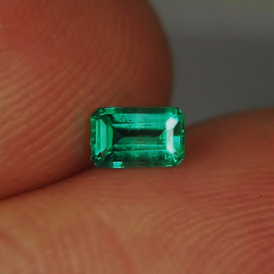 Very Bright and Super Nice Color Untreated Colombian Emerald  Litnon.com