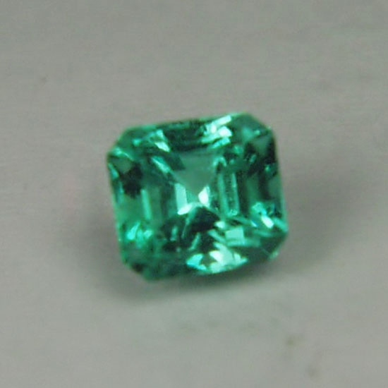Very Bright and Super Nice Color Untreated Colombian Emerald  Litnon.com