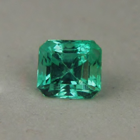 Very Bright and Super Nice Color Untreated Colombian Emerald  Litnon.com