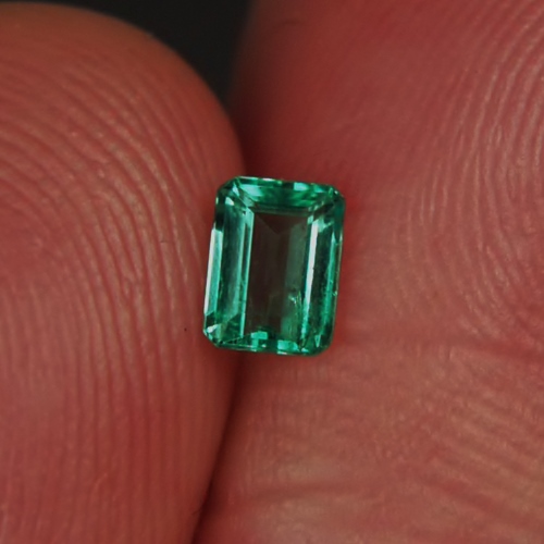 Very Bright and Nice Color Untreated Colombian Emerald  Litnon.com
