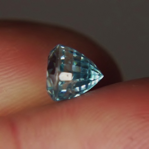 Special Price Bright and Nice Color Blue Zircon Cambodia 3.67 ct  Litnon.com