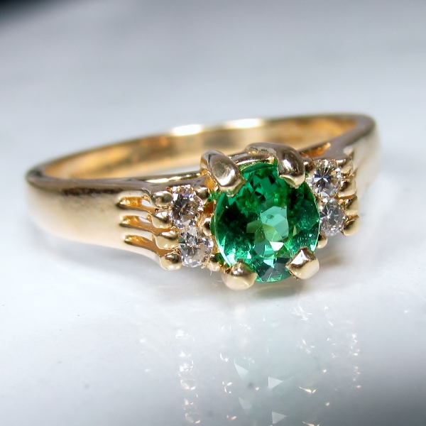 Fine Color Colombian Emerald and Diamond Ring 14 kt  Litnon.com