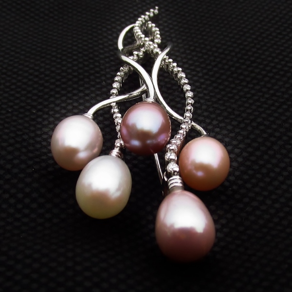 Pearl brooch Litnon.com