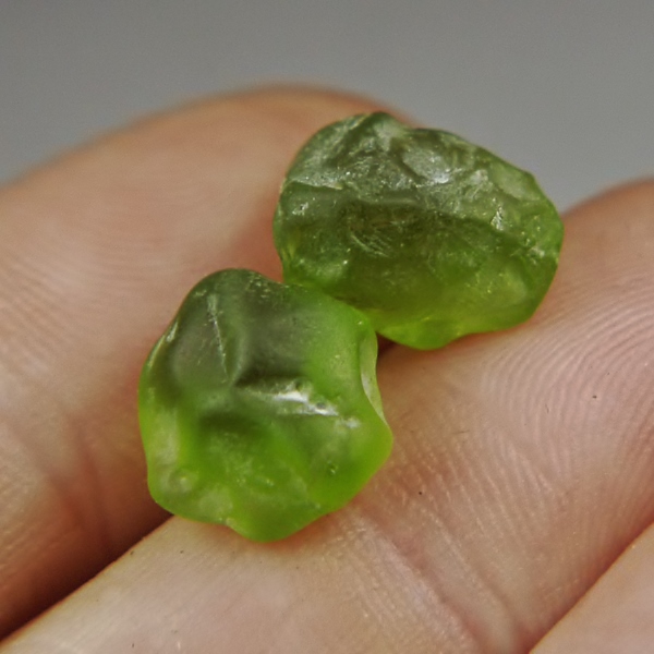 Fine Color and Clean Arizona Peridot Facet Rough 19.19 ct  Litnon.com