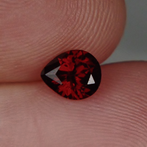  Red Fire Crimson Color Umba River Garnet 1.00ct  Litnon.com