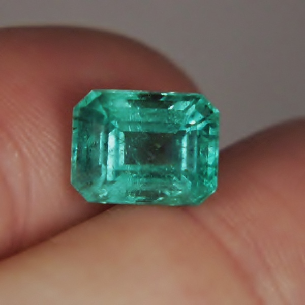 Big and Bright With Nice Color Colombian Emerald 4.12 ct  Litnon.com
