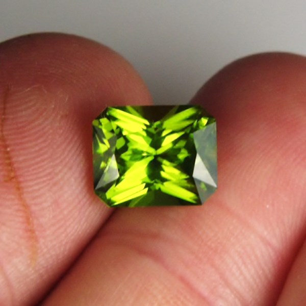 Fine Quality Bright and Pretty Arizona Peridot 3.65 ct  Litnon.com