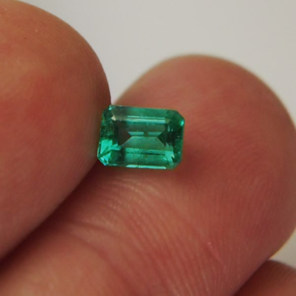 Bright and Nice Color Natural Colombian Emerald  Litnon.com