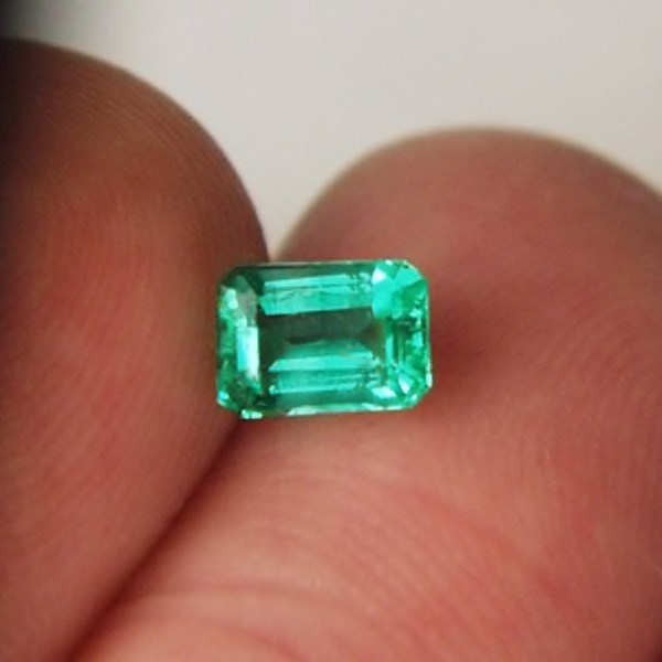 Bright and Nice Color Natural Colombian Emerald  Litnon.com