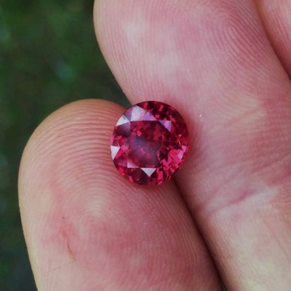  Special Color! Bright Pink Red  South East Asia Spinel 2.51 ct  Litnon.com