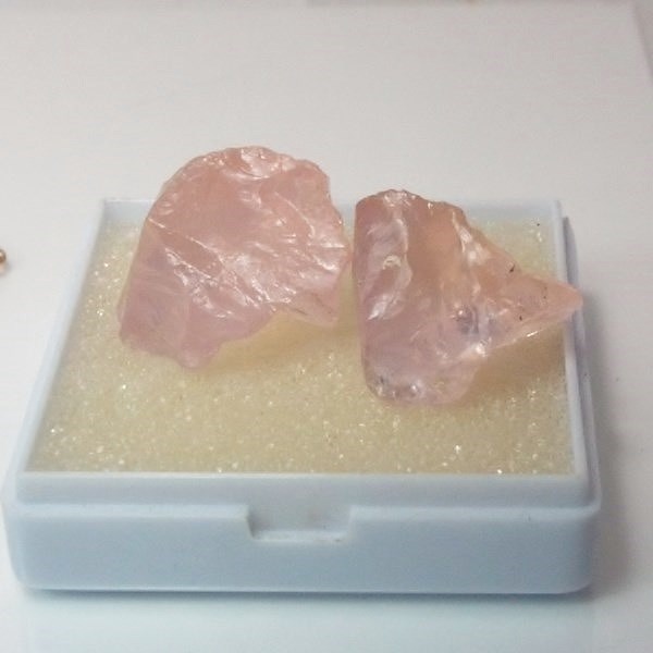 Fine Color Rose Quartz Facet Rough Brazil 62.5 ct  Litnon.com