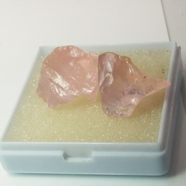 Fine Color Rose Quartz Facet Rough Brazil 62.5 ct  Litnon.com