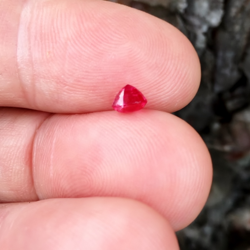 Small Treasure Hot Color and Bright Burmese Spinel 0.71  Litnon.com