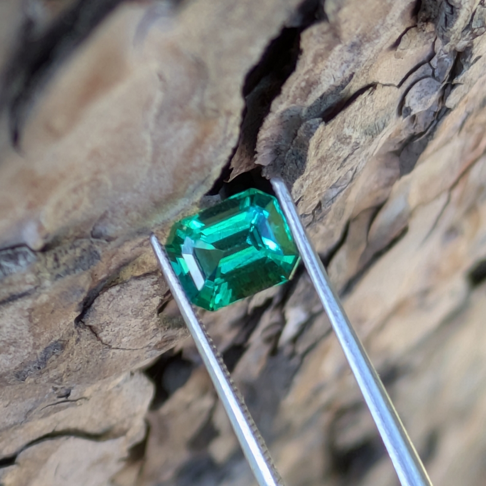 Intense Green Hydrothermal Emerald 1.54 ct Litnon.com