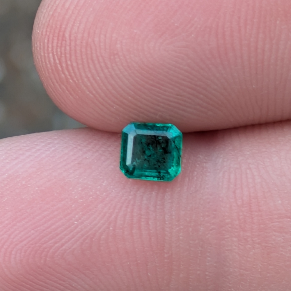 Natural Bright Fine Green Colombian Emerald 0.47 Carats Litnon.com