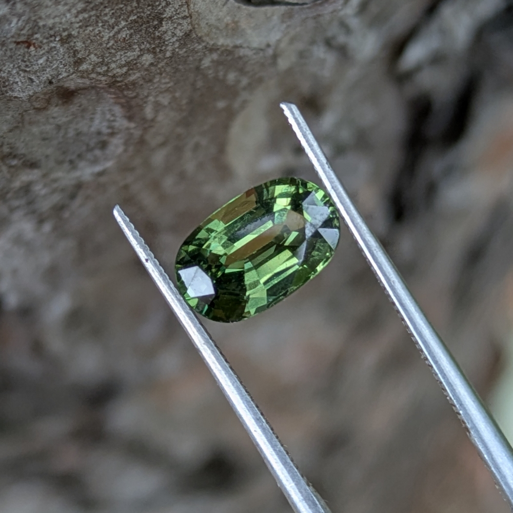 Top Color natural Green Sapphire Thailand 2.21 Carats Litnon.com