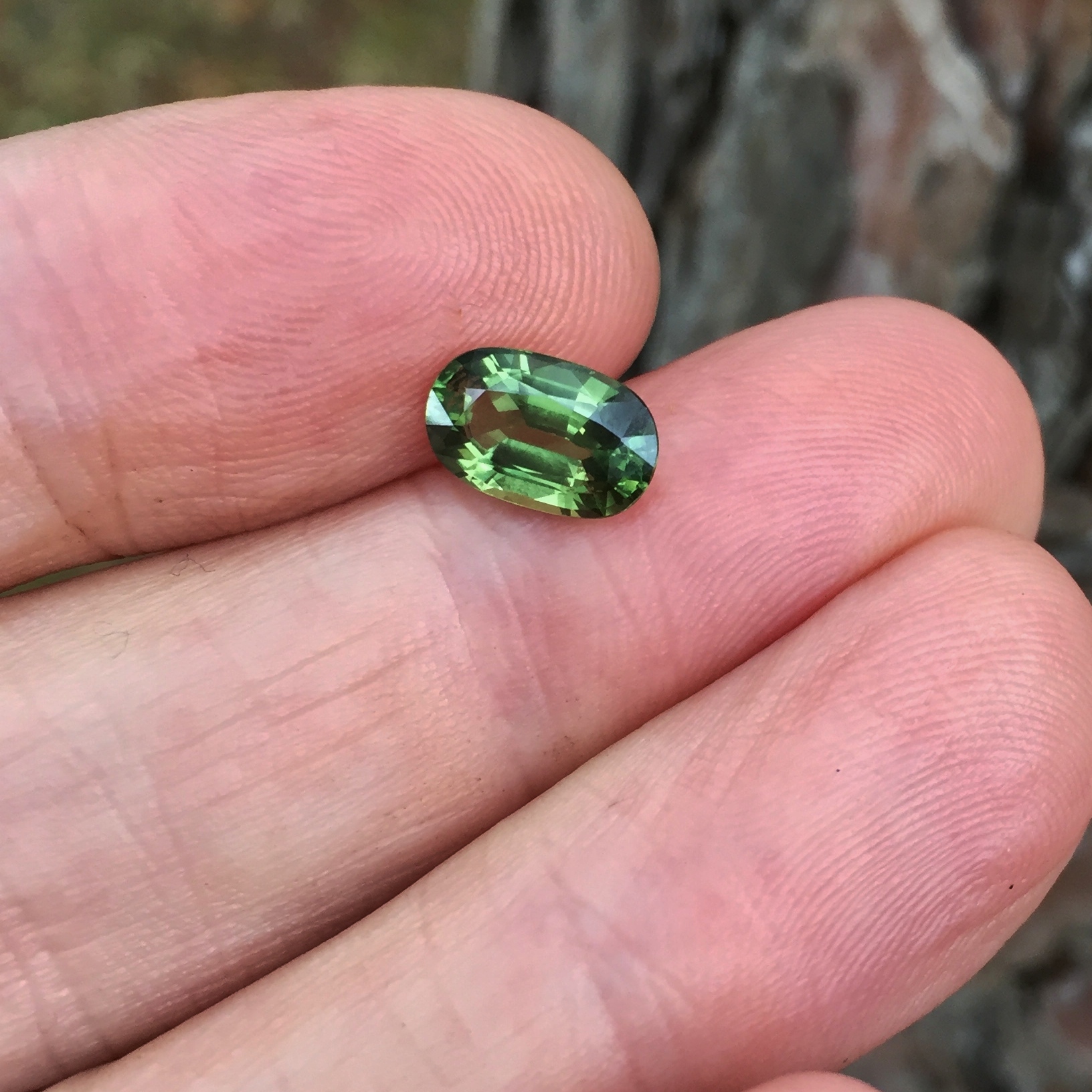 Top Color natural Green Sapphire Thailand 2.21 Carats Litnon.com