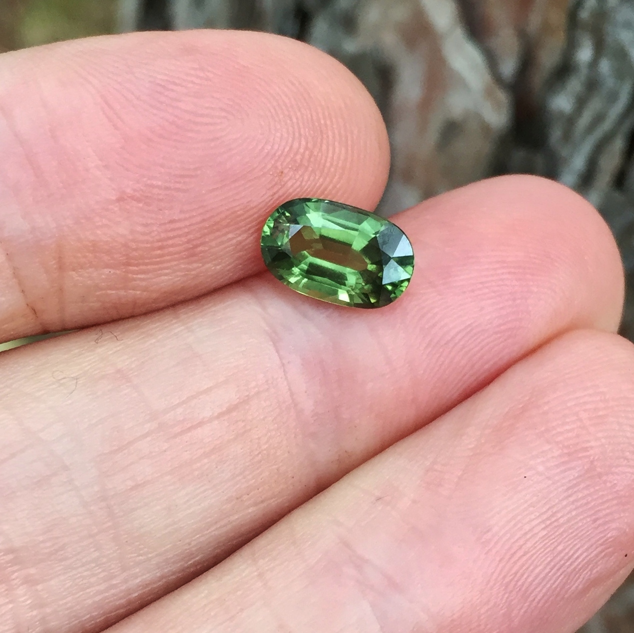 Top Color natural Green Sapphire Thailand 2.21 Carats Litnon.com